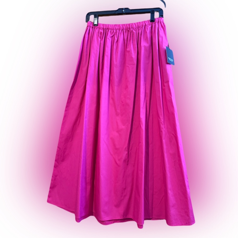 Vibrant Pink A-Line Skirt
That's oversize, it looks like a medium. - Picture 2 of 5